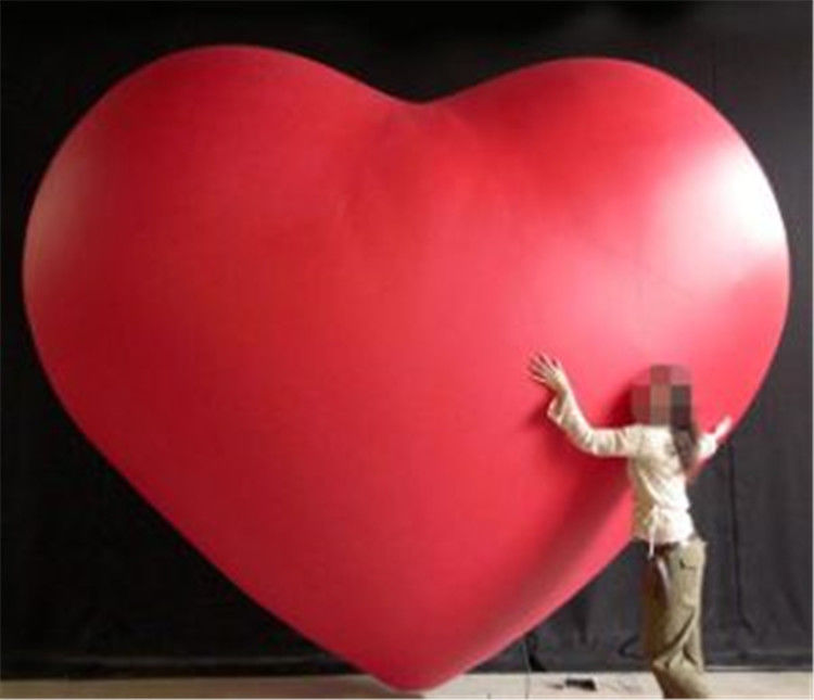 Включи сердечко песня. Большое надувное сердце. Надувное гигантское сердце. Резиновое сердце. Резиновое сердечко.